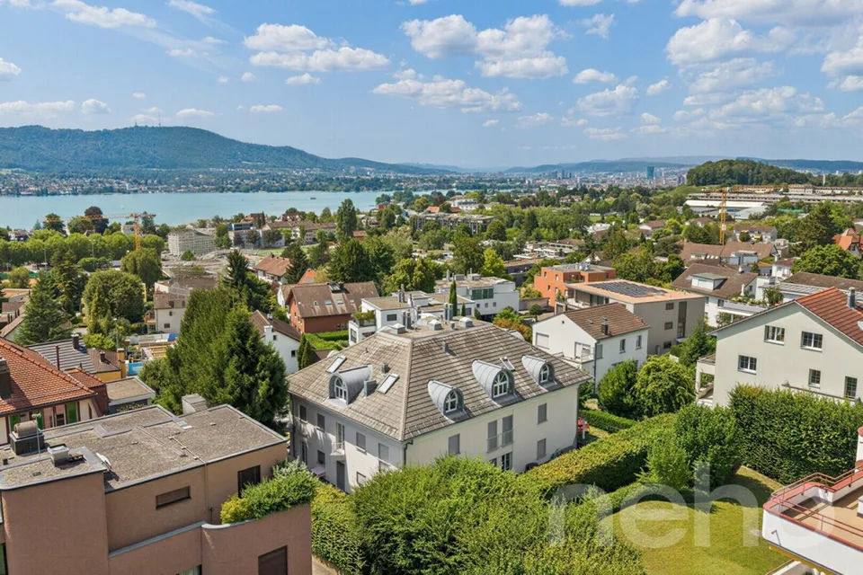 Attic apartment with spectacular lake and panoramic views in attractive location