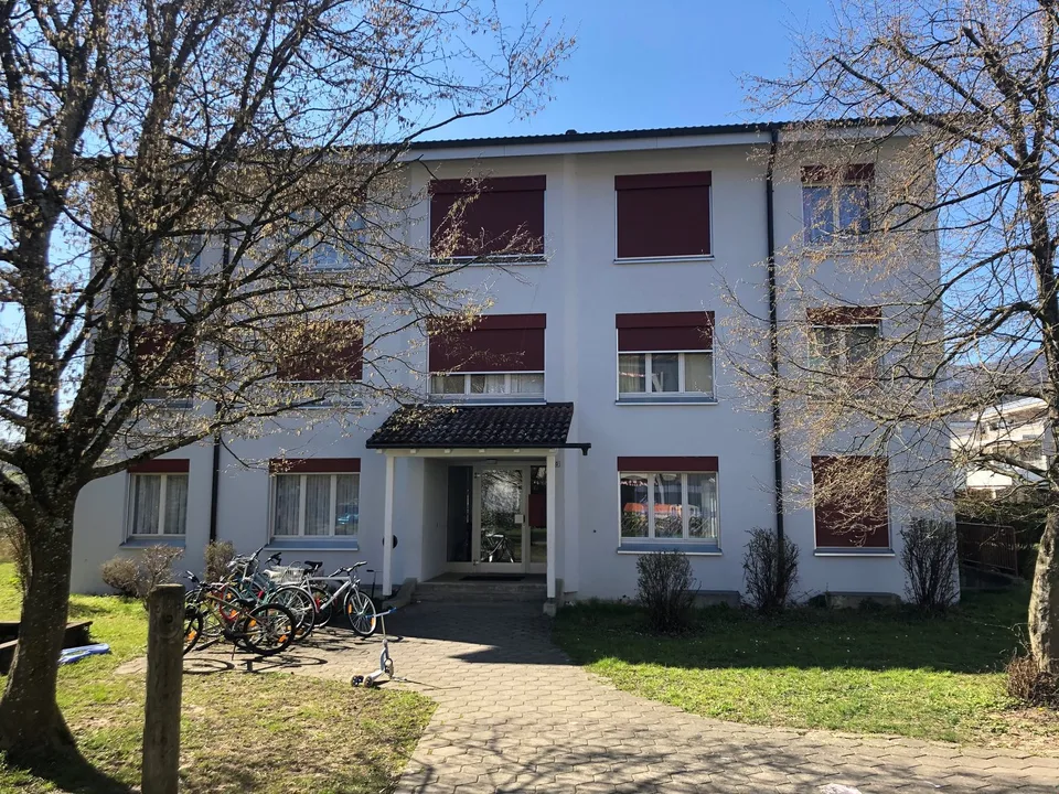 Schöne 3.5 Zimmer Wohnung mit Balkon und neuer Küche