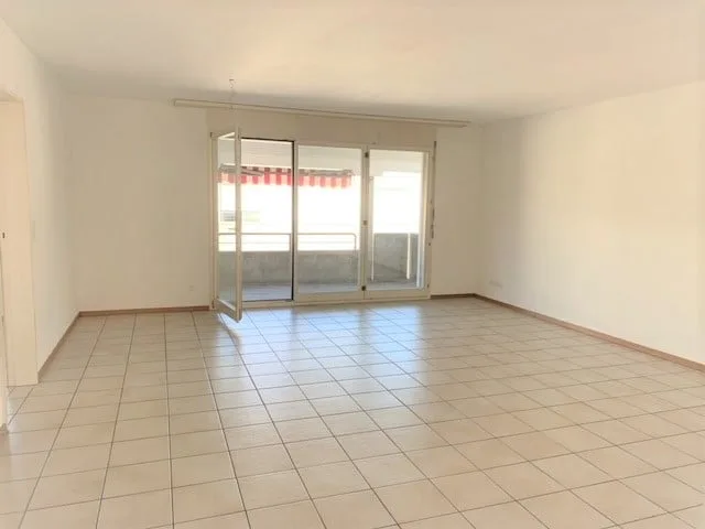 Schöne 3.5 Zimmer Wohnung mit Balkon und neuer Küche