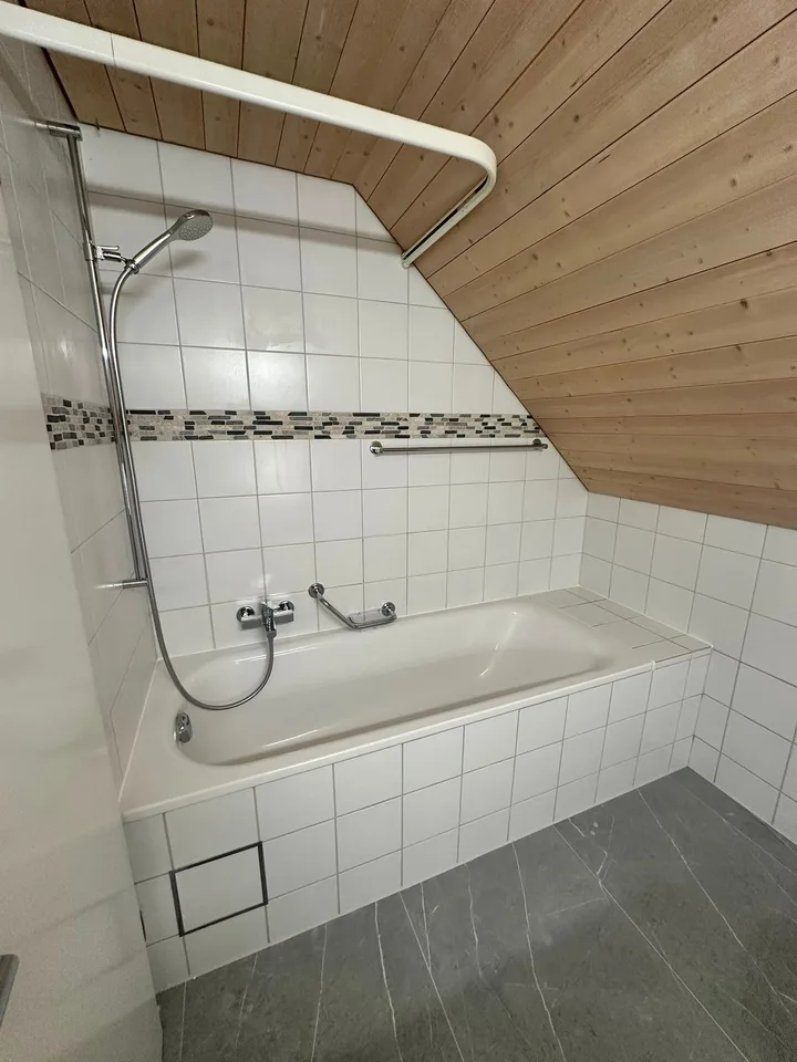 Renovierte 3.5-Zimmer-Dachwohnung - neue Küche