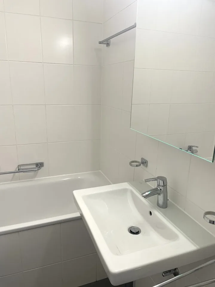 Close to airport, shops and transport