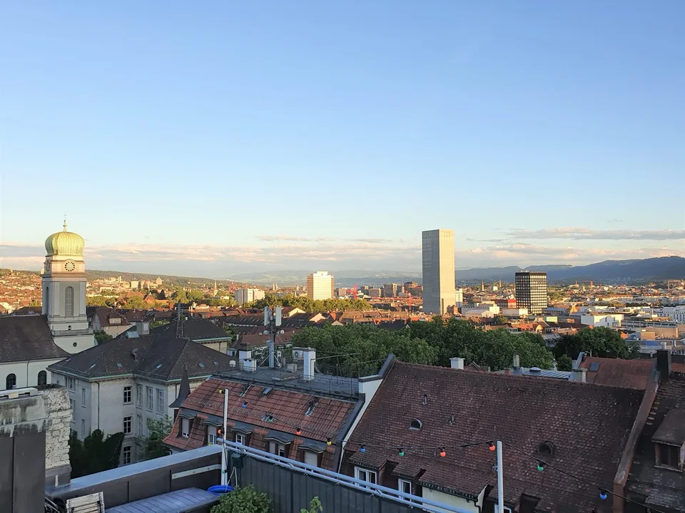 Charmante 3.5-Zimmer-Dachwohnung mit Panoramablick in Zürich-Wipkingen  / befristete bis 31.09.2027