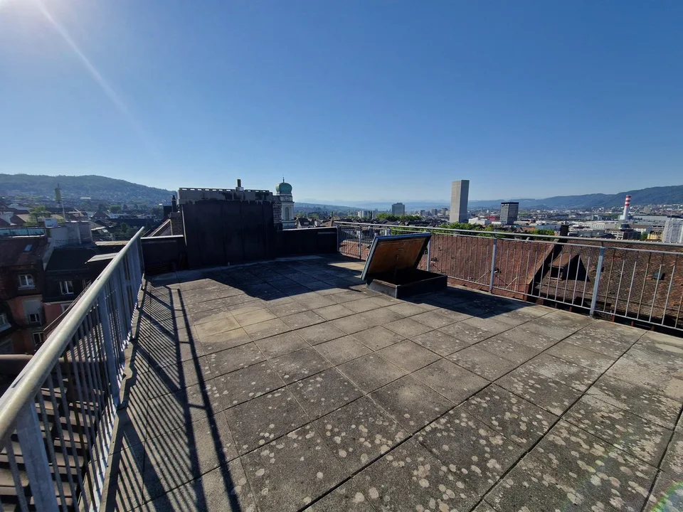 Charmante 3.5-Zimmer-Dachwohnung mit Panoramablick in Zürich-Wipkingen  / befristete bis 31.09.2027