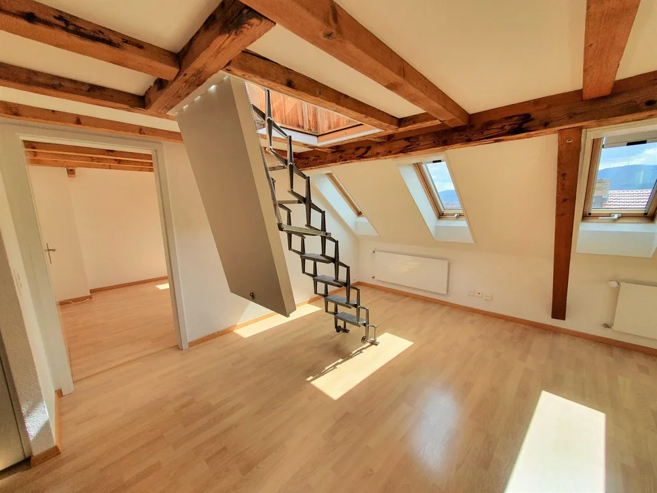 Charmante 3.5-Zimmer-Dachwohnung mit Panoramablick in Zürich-Wipkingen  / befristete bis 31.09.2027