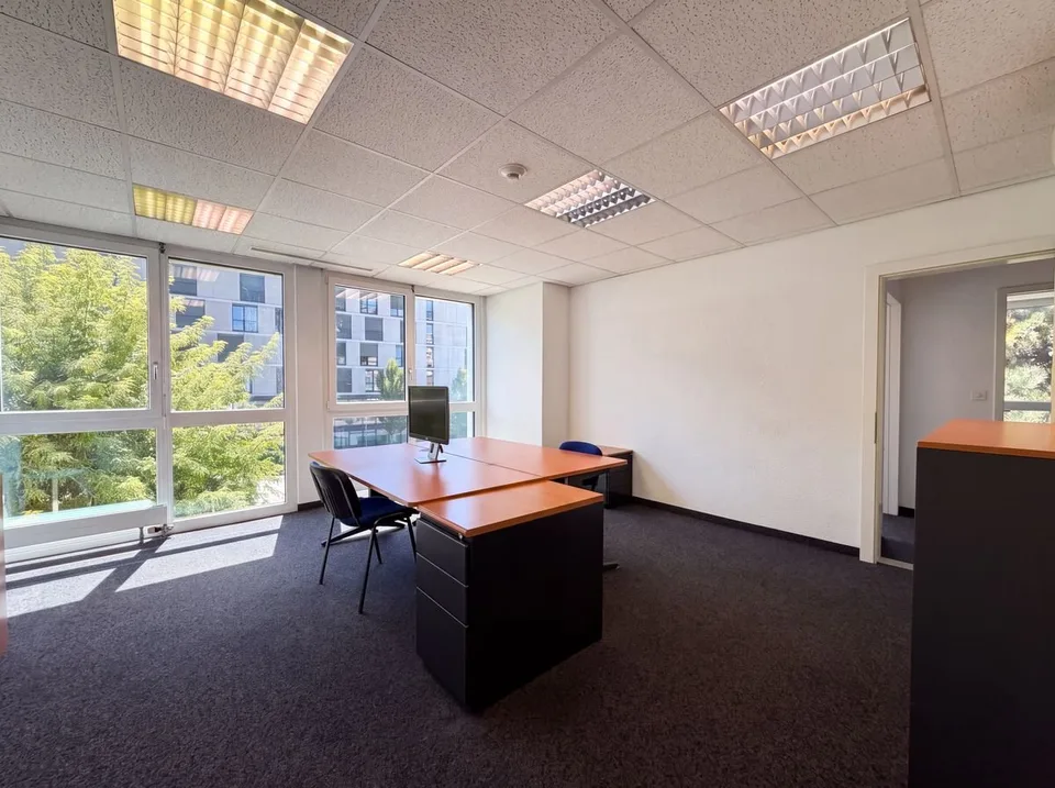Local commercial à vendre à Crissier - 7,5 pièces de 179m2 avec un dépôts et des places de parking !