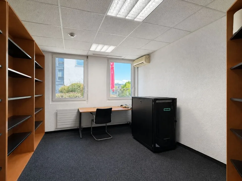 Local commercial à vendre à Crissier - 7,5 pièces de 179m2 avec un dépôts et des places de parking !