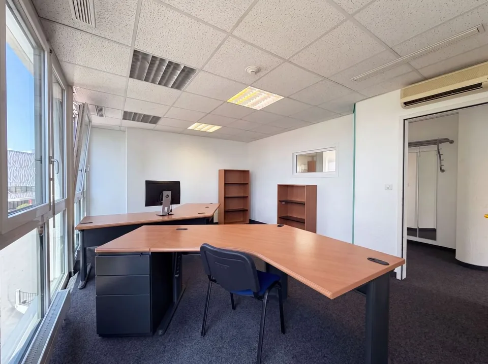 Local commercial à vendre à Crissier - 7,5 pièces de 179m2 avec un dépôts et des places de parking !