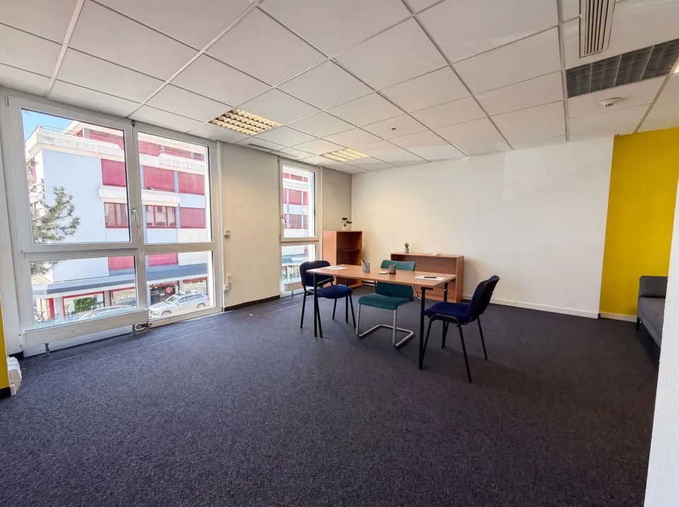 Local commercial à vendre à Crissier - 7,5 pièces de 179m2 avec un dépôts et des places de parking !