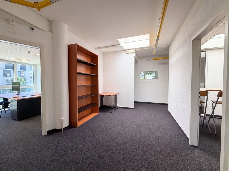 Local commercial à vendre à Crissier - 7,5 pièces de 179m2 avec un dépôts et des places de parking !