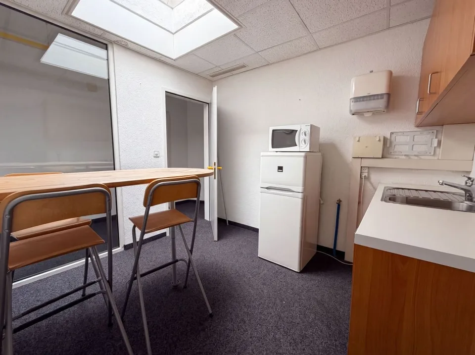 Local commercial à vendre à Crissier - 7,5 pièces de 179m2 avec un dépôts et des places de parking !