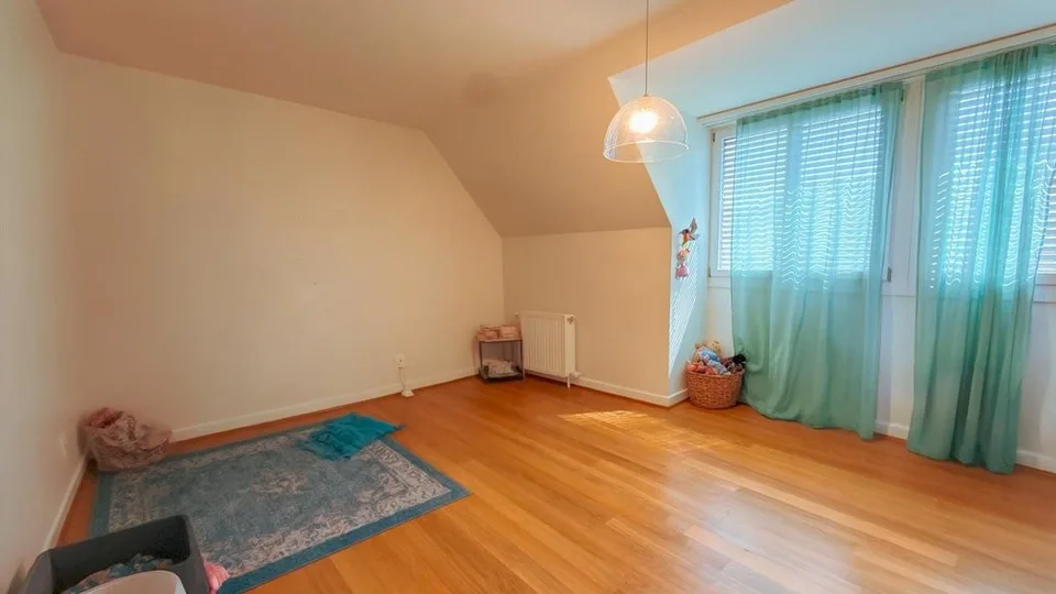 6.5-Zimmer-Maisonettewohnung mit Cheminée und zwei Balkonen in Riehen