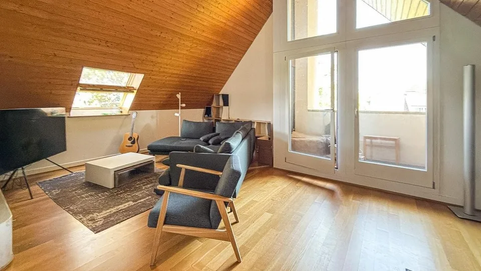 6.5-Zimmer-Maisonettewohnung mit Cheminée und zwei Balkonen in Riehen