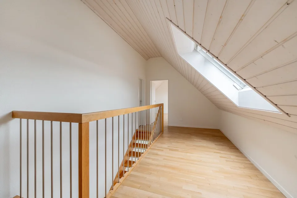 Wohnen auf zwei Ebenen mit Galerie und eigener Loggia