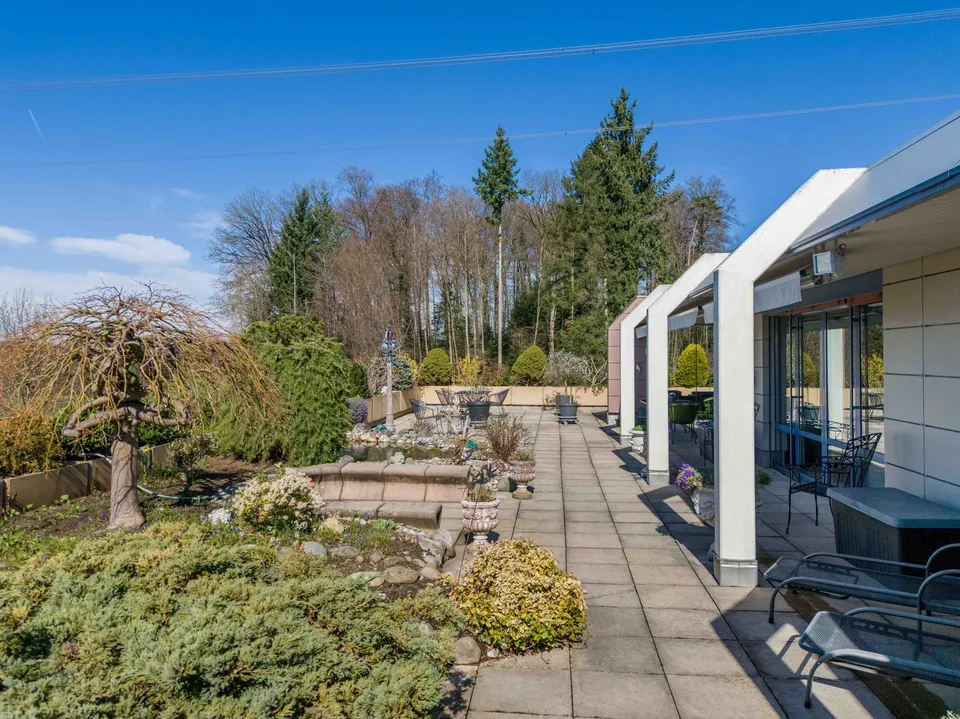 Large terrace with plenty of privacy and Alpine views