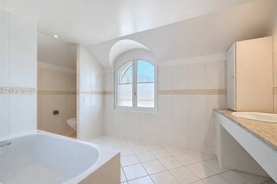 Exklusivität in Lutry: Herrschaftsvilla mit 420 m2 und panormamischer Seesicht