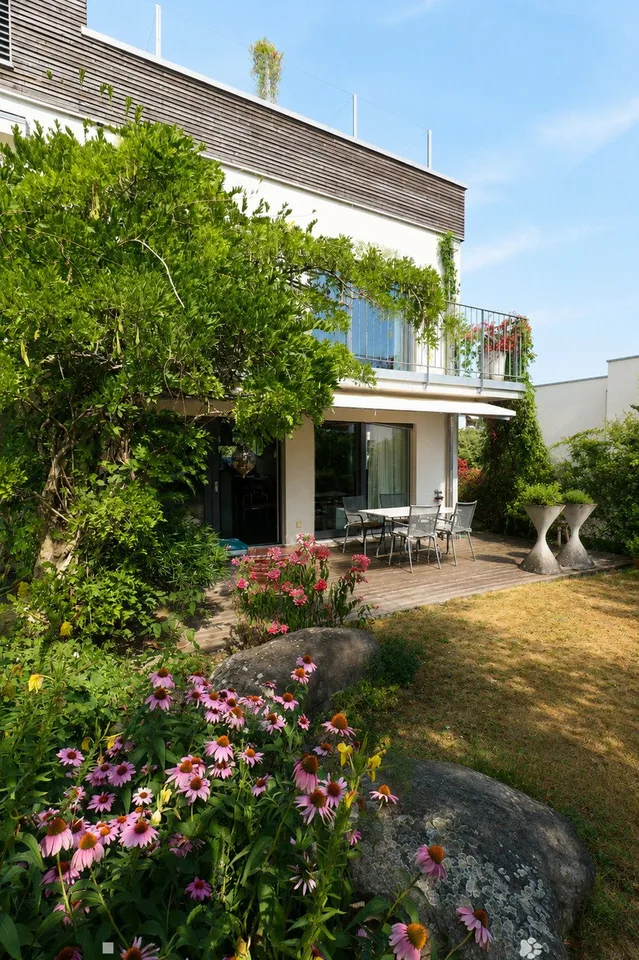 Moderne Architektur trifft auf familienfreundliches Wohnen