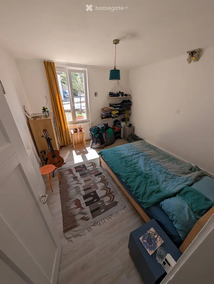Charmantes 2.5 Zimmer Wohnung mit viel Licht - 2 Minuten von der Bahnstation