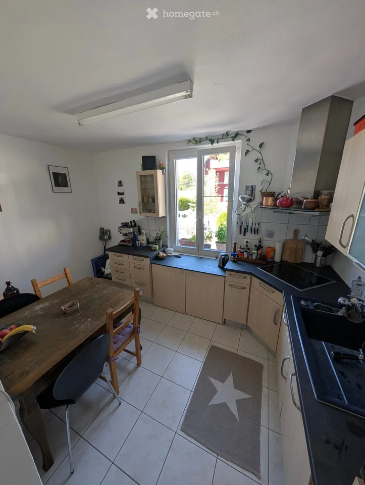 Charmantes 2.5 Zimmer Wohnung mit viel Licht - 2 Minuten von der Bahnstation