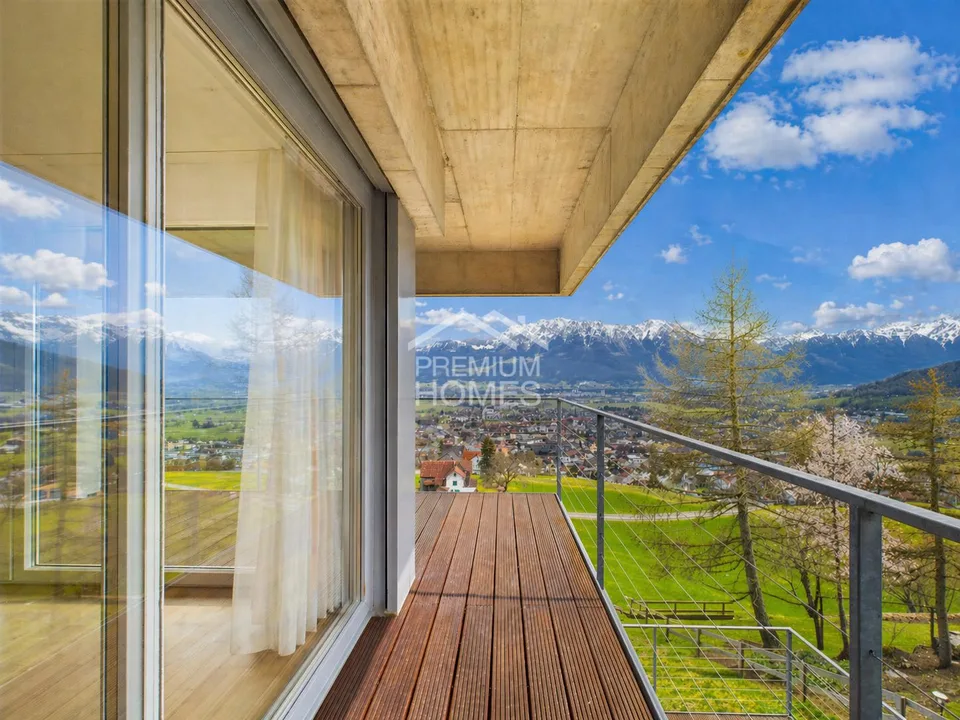 SPACE FOR LIVING WITH UNOBSTRUCTED VIEWS