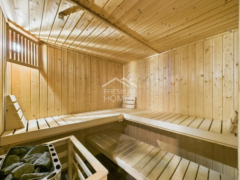 SPACE FOR LIVING WITH UNOBSTRUCTED VIEWS