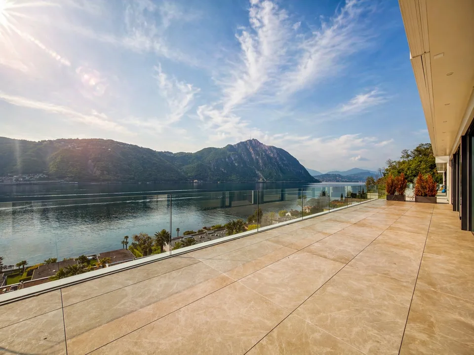 Spacious attic with magnificent lake-view terrace in Bissone