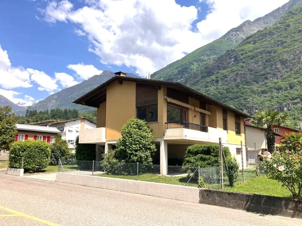 Detached single-family house with 6.5 rooms and garden in Biasca