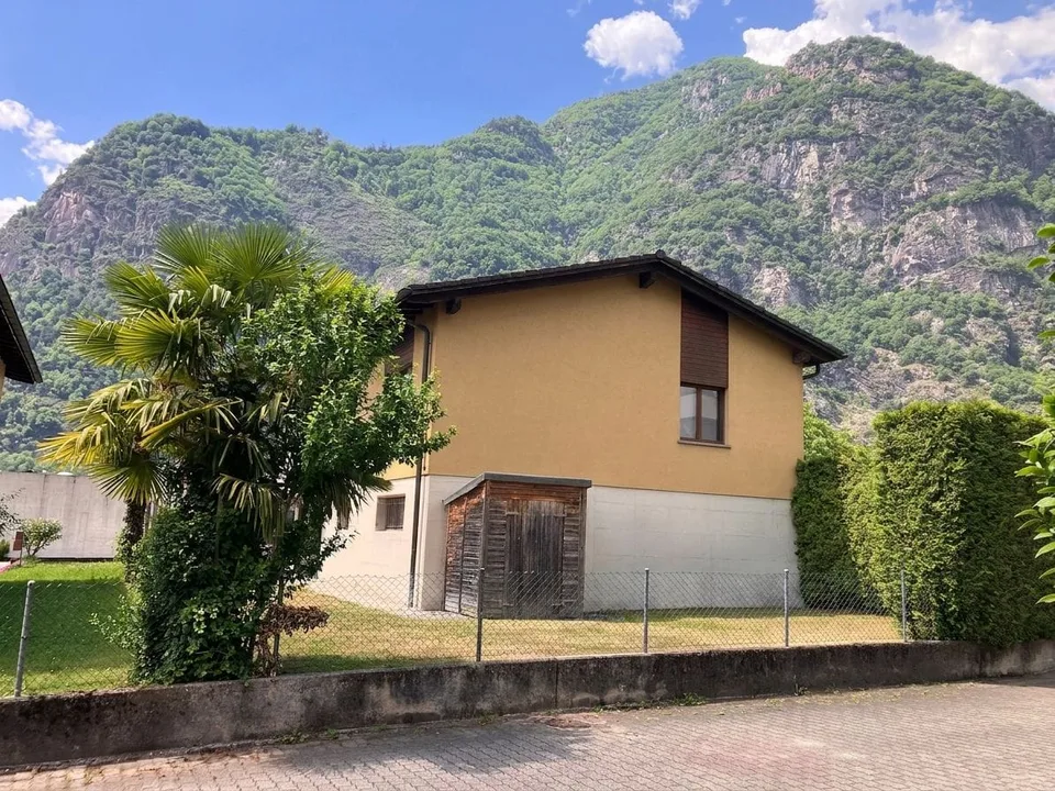 Detached single-family house with 6.5 rooms and garden in Biasca