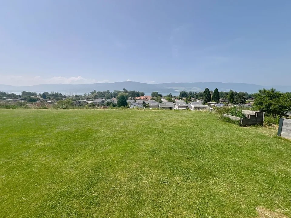 Looking for an apartment with a garden and a view of the lake?