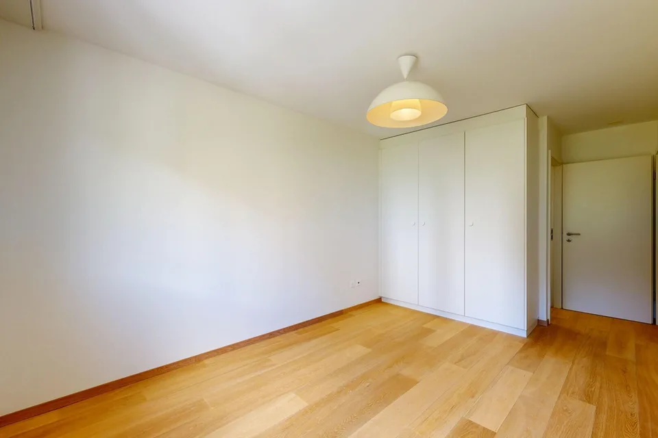 3,5 locali luminosi con ampio balcone e vista libera sul lago