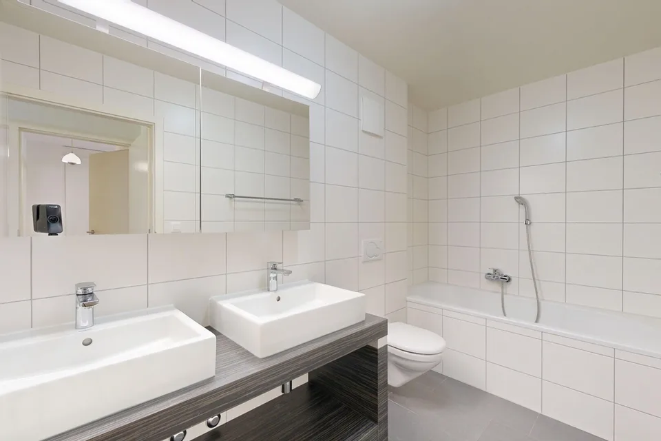3,5 locali luminosi con ampio balcone e vista libera sul lago