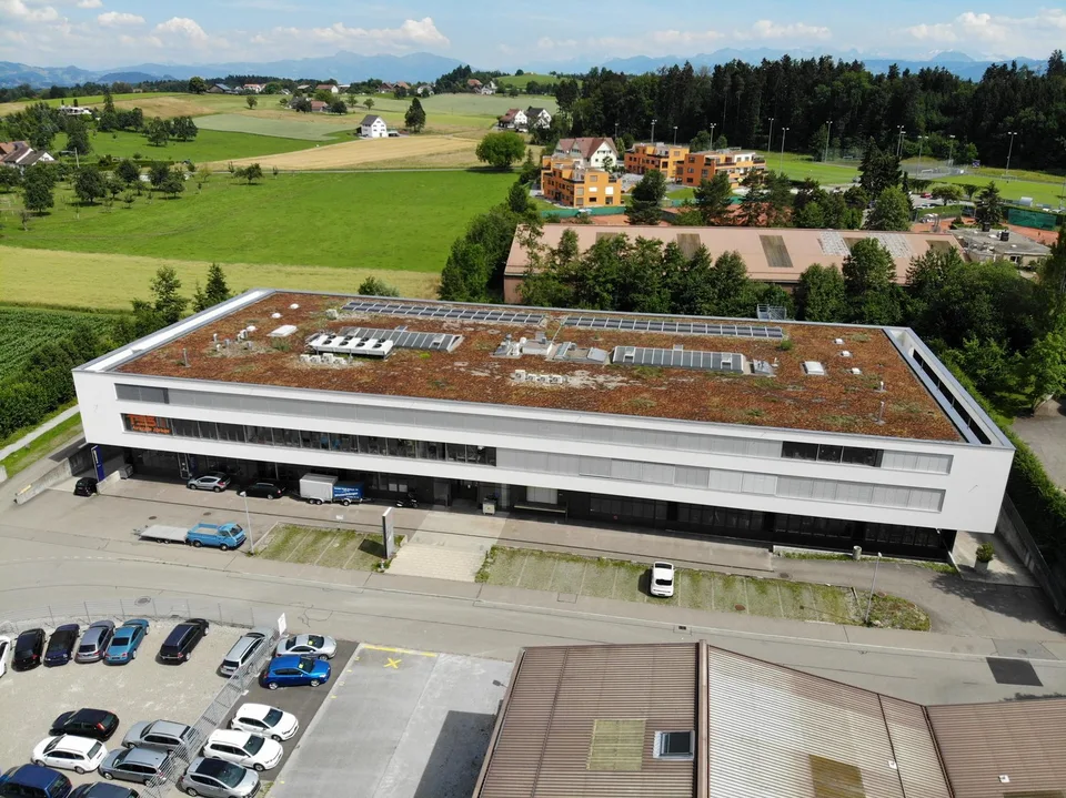 Espace commercial/entrepôt polyvalent dans la zone industrielle d'Oetwil am See