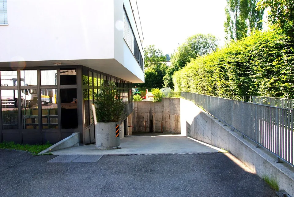 Espace commercial/entrepôt polyvalent dans la zone industrielle d'Oetwil am See