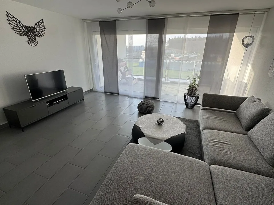 Bellissimo alloggio in piccolo edificio, angolo verde, 3,5 locali con balcone
