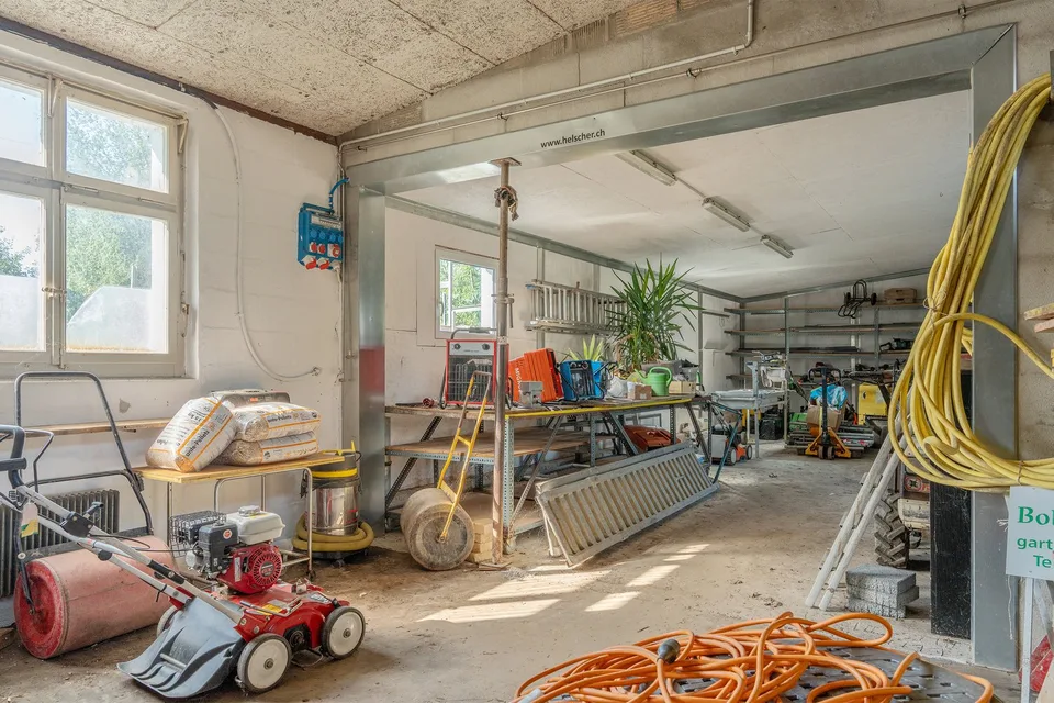 House with large commercial space and great development potential