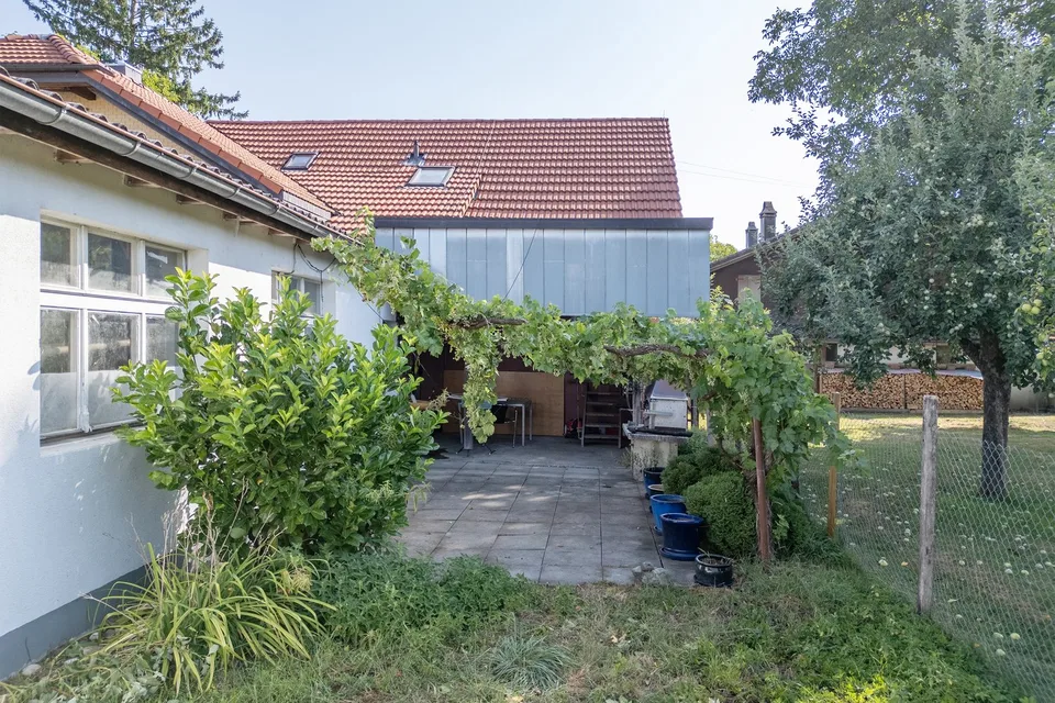 House with large commercial space and great development potential