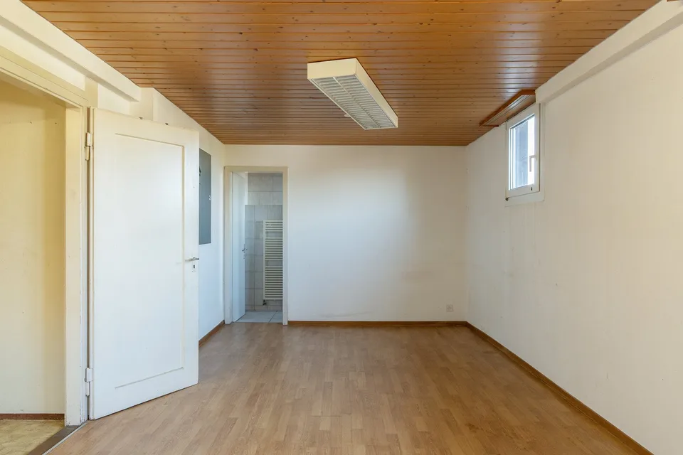 House with large commercial space and great development potential