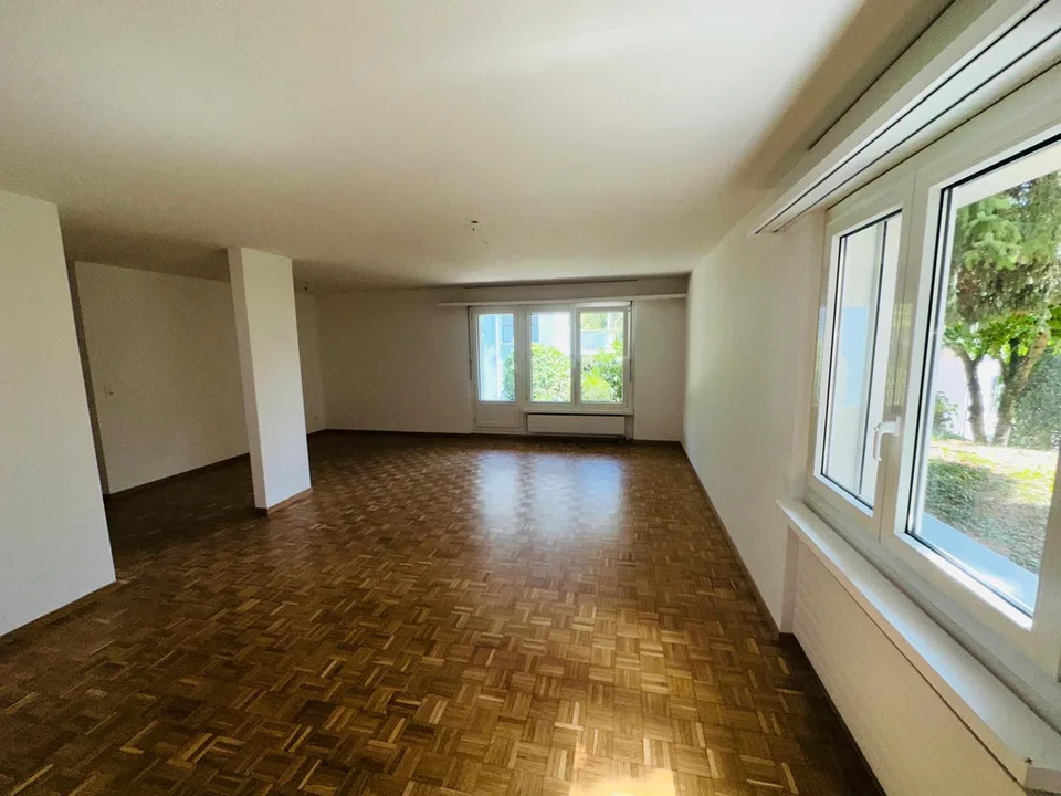 Renovated 1.5-room apartment with garden seating area in central location