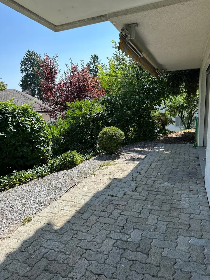 Renovated 1.5-room apartment with garden seating area in central location