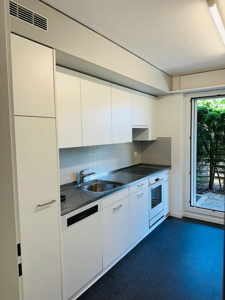 Renovated 1.5-room apartment with garden seating area in central location