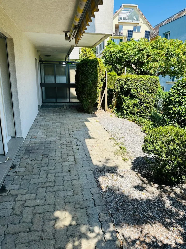 Renovated 1.5-room apartment with garden seating area in central location