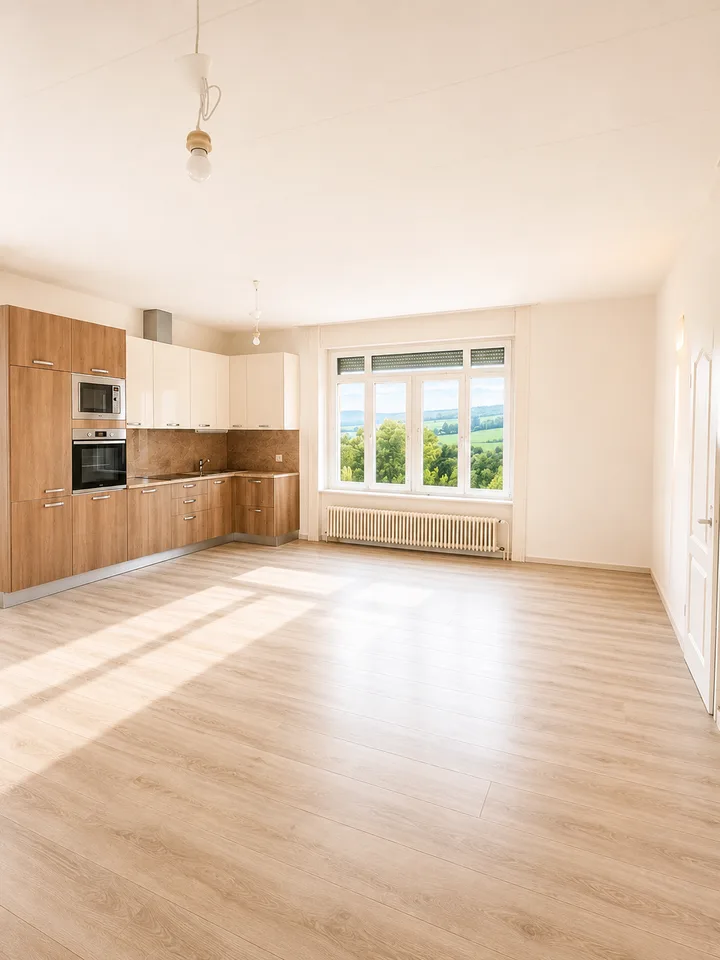 Con balcone e vista sul lago in una villa ristrutturata