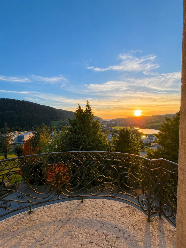 Avec balcon et vue sur le lac dans un manoir rénové