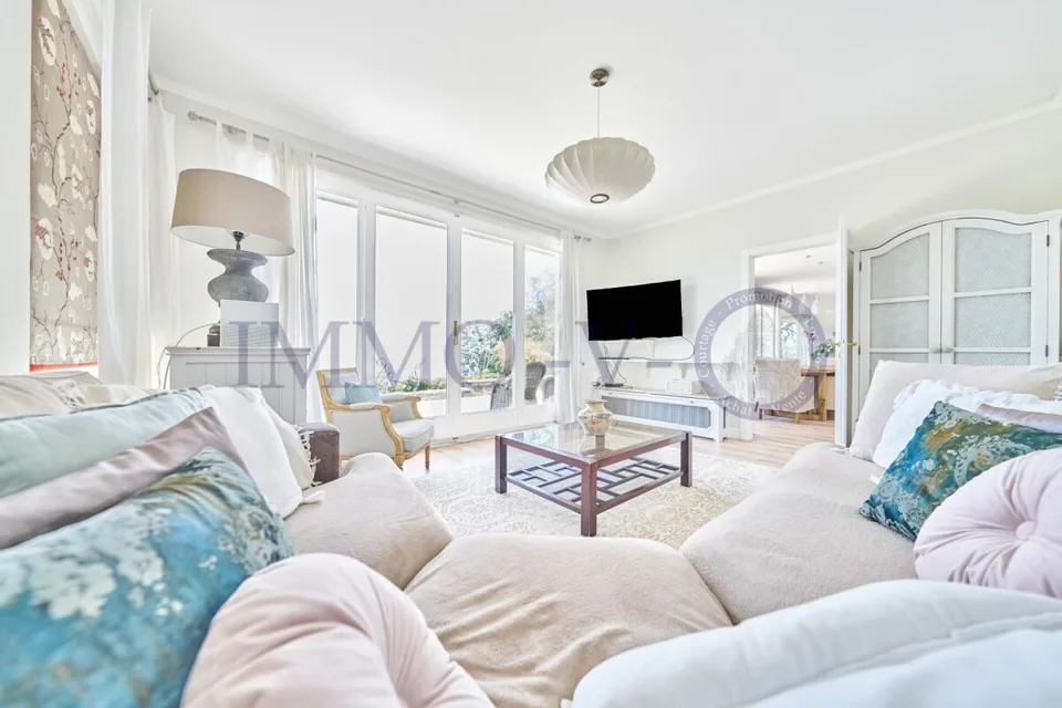 PRESTIGE MIT POOL UND PANORAMISCHER AUSSICHT - MÖBLIERT