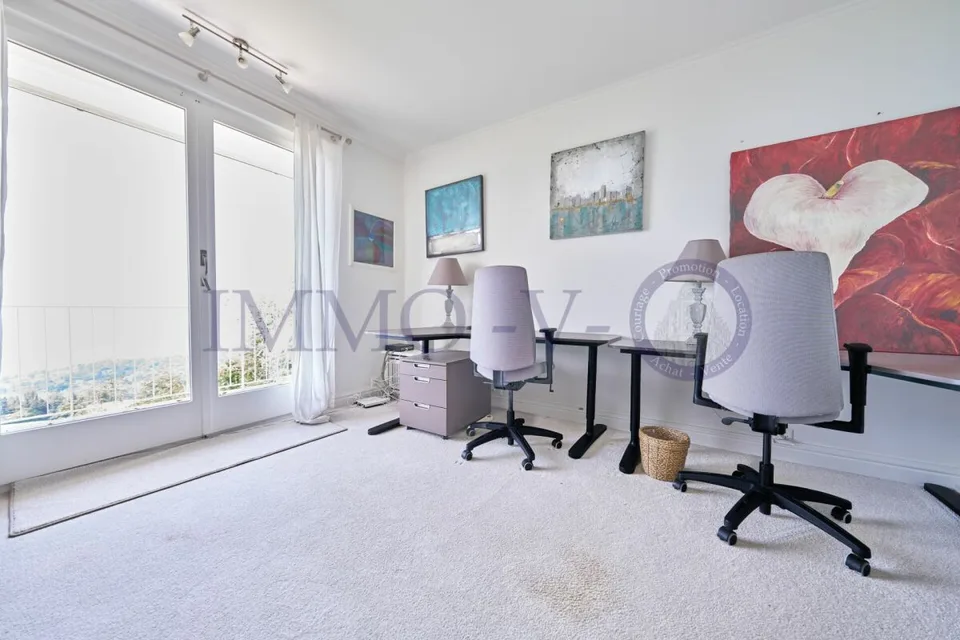 PRESTIGE MIT POOL UND PANORAMISCHER AUSSICHT - MÖBLIERT
