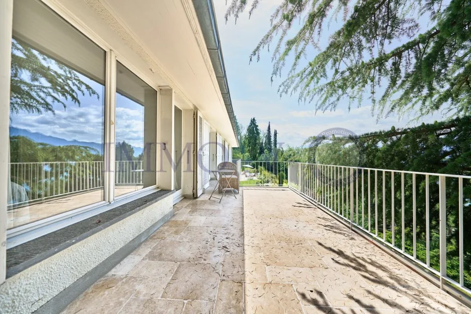 PRESTIGE MIT POOL UND PANORAMISCHER AUSSICHT - MÖBLIERT