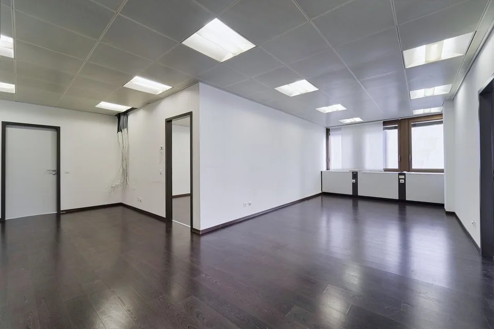 BÜRO IM FINANZIELLEN HERZEN DES PARADIESES