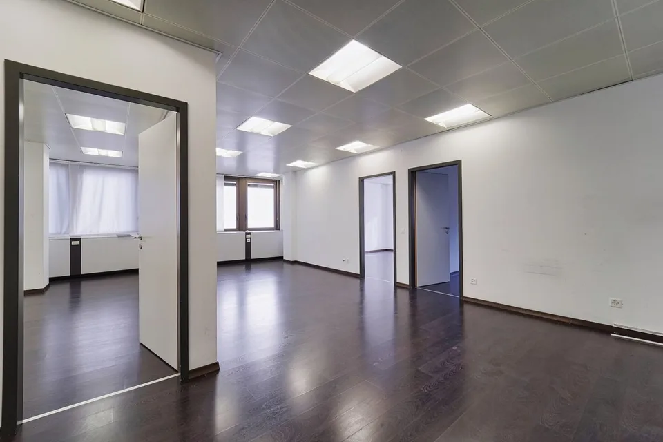 BÜRO IM FINANZIELLEN HERZEN DES PARADIESES