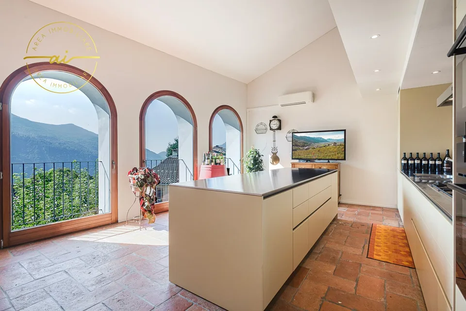 Bâtiment historique prestigieux avec trois unités résidentielles indépendantes au cœur de Vico Morcote