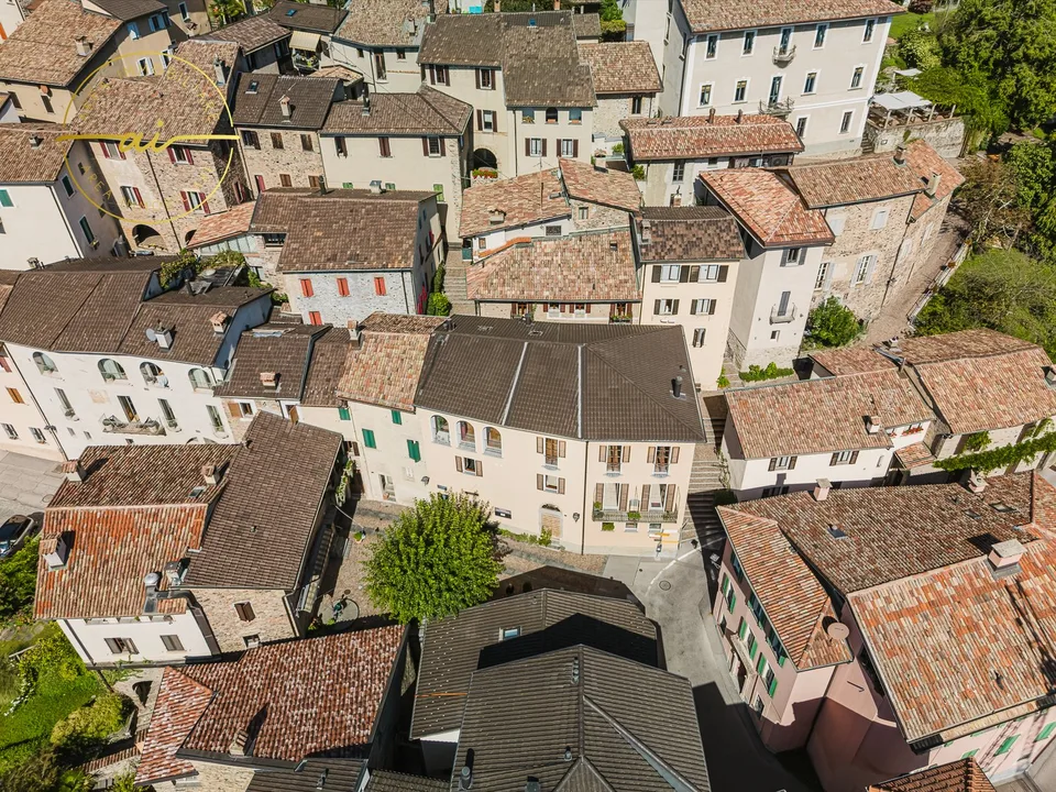 Bâtiment historique prestigieux avec trois unités résidentielles indépendantes au cœur de Vico Morcote