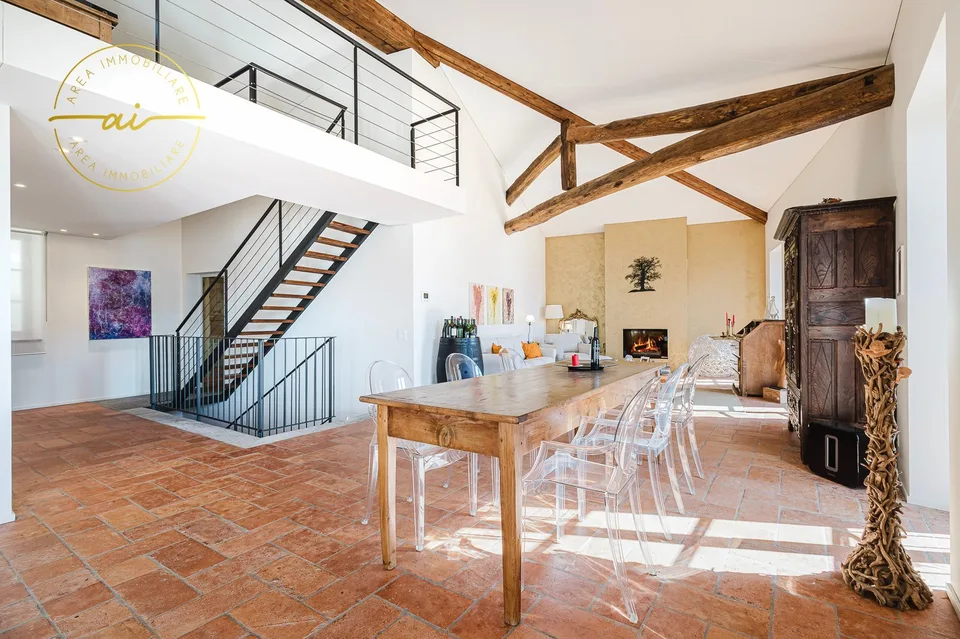 Bâtiment historique prestigieux avec trois unités résidentielles indépendantes au cœur de Vico Morcote